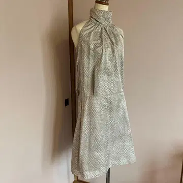 홀터넥 무릎 기장 원피스 베이지 M 사이즈