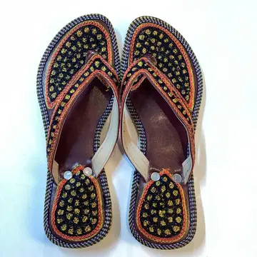 통 스타일 샌들 블랙과 오렌지 자수