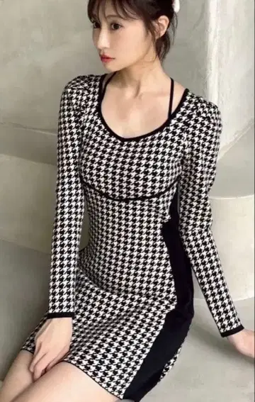 RESEXXY 하운드투스 체크 바이컬러 미니 니트 원피스