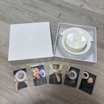 ITZY 링 라이트 화이트