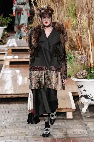 퍼 달린 자수 롱 코트