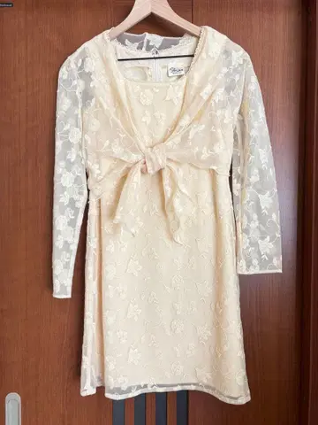 꽃무늬 레이스 긴팔 원피스 크림색