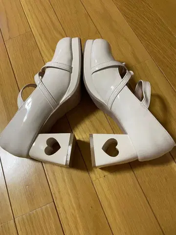 cs T & P 화이트 하트 힐 펌프스