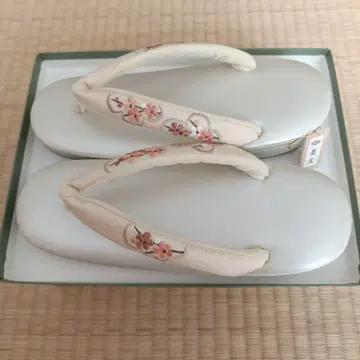 꽃무늬 자수 화이트 조리 표시 사이즈