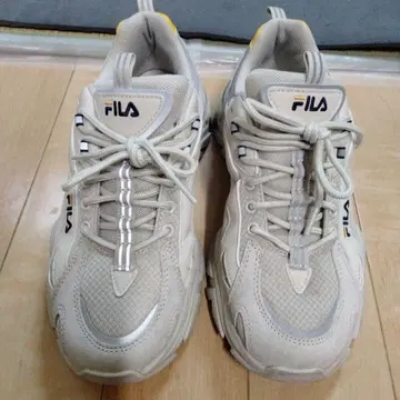 FILA 베이지 스니커즈