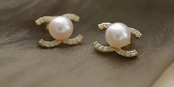 펄 스톤이 달린 골드 귀걸이