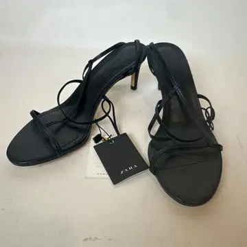 미사용 새상품 [ ZARA ] 스트랩 샌들 힐 7cm 블랙 39