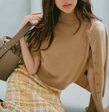 베이지 하이넥 캐시미어 스웨터 반팔