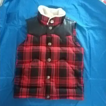 빨간색과 검은색 체크 무늬 다운 베스트 S 사이즈