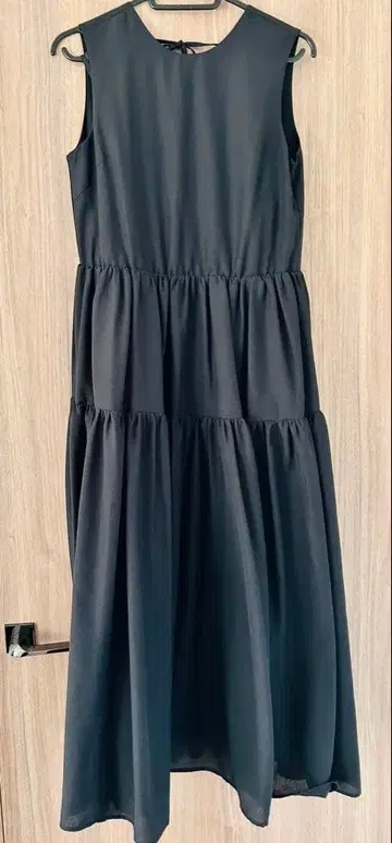 Mila Owen (밀라 오웬) 블랙 슬리브리스 롱 원피스