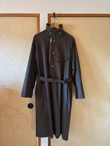 다크 브라운 스텐카라 코트 옷깃 세울 수 있음