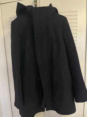 ZUCCa 와이어 후드 부착 블랙 롱 코트