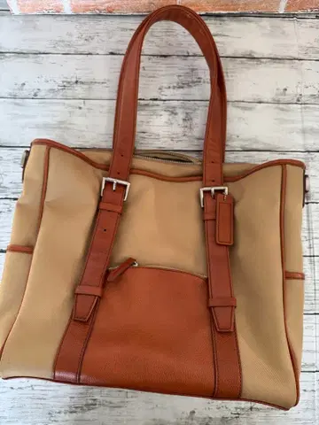 베이지와 브라운의 토트백