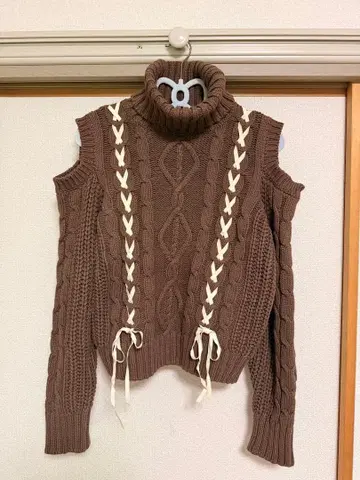 오프숄더 터틀넥 니트 브라운