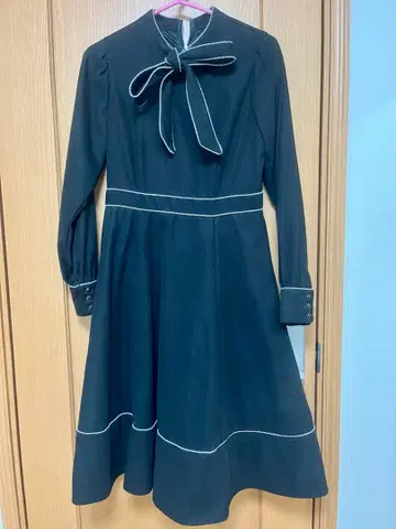 titty & Co. 긴팔 무릎 기장 원피스