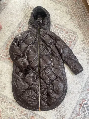 후드 부착 다크 브라운 다운 자켓