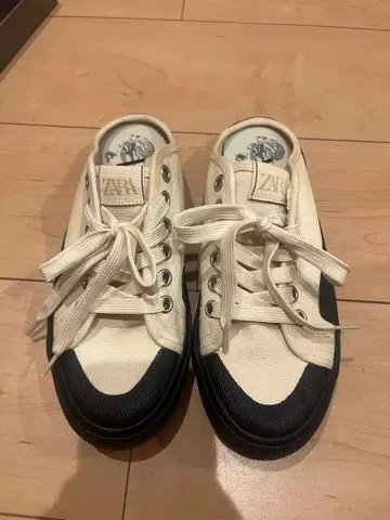 ZARA 아이보리 블랙 스니커즈
