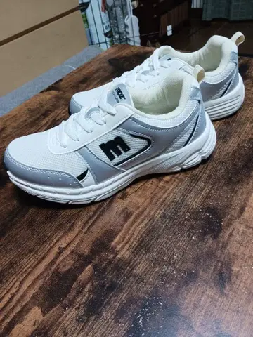 새상품 MOZ 경량 스니커즈 1140 실버 PU