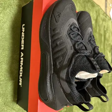 UNDER ARMOUR 블랙 스니커즈