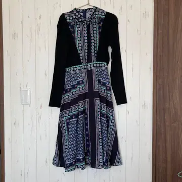 MAUA 네이비와 블랙의 기하학 패턴 원피스