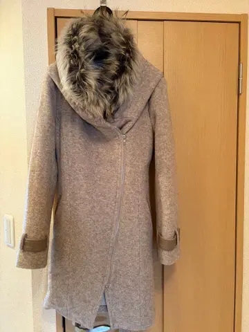 퍼 달린 그레이 롱 코트