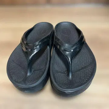 Oofos 블랙 비치 샌들