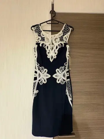 네이비 레이스 장식 드레스