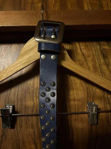 스터드 장식 파란색 가죽 벨트