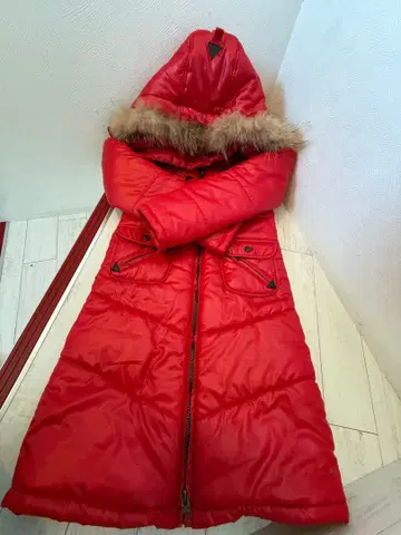 JEAN & LOUIS 후드 부착 레드 다운 자켓