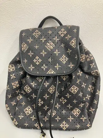 러셋 엠보싱 가공 플랩 백팩