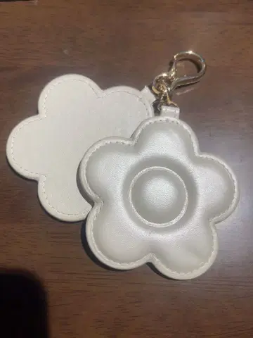 마리콴트 거울 백참 화이트