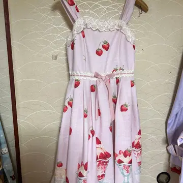 딸기 무늬 슬리브리스 원피스