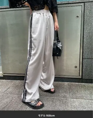 AIC. 레이스 테이프 새틴 이지 팬츠 새틴풍 실버