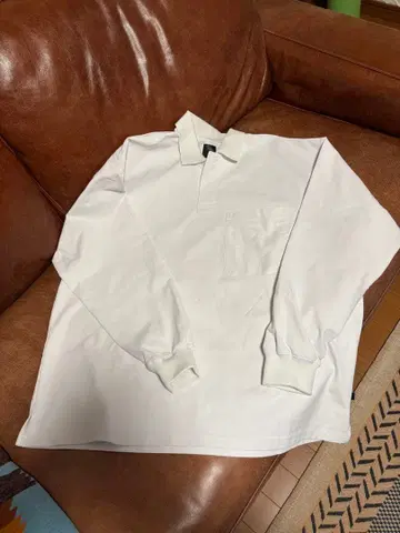 다이와 피어 39 화이트 긴팔 피케 셔츠 빅 체스트 포켓 부착