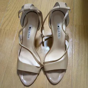 DIANA 베이지 힐 펌프스