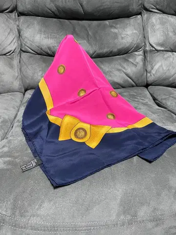 BALLY 실크 스카프 버튼 디자인