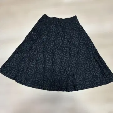 블랙 꽃무늬 레이스 플레어 스커트 무릎 기장