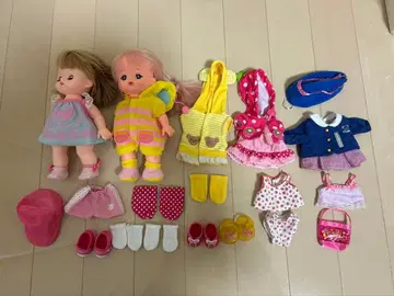 멜짱 인형 2체와 의상 세트