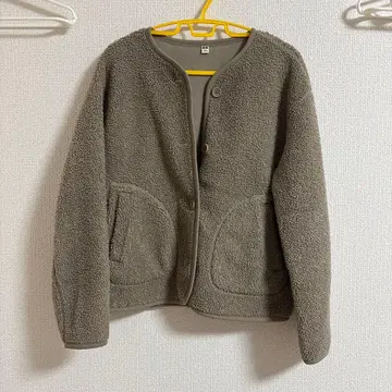 유니클로 베이지 플리스 자켓 버튼 포함