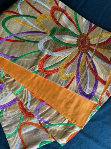 화려한 채색의 후쿠로 오비