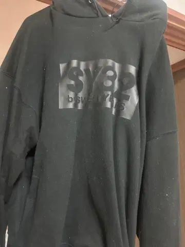 SY32 by SWEET YEARS 블랙 후드티 아사쿠라 미쿠루 착용