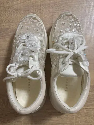 RANDA 꽃무늬 장식 화이트 스니커즈