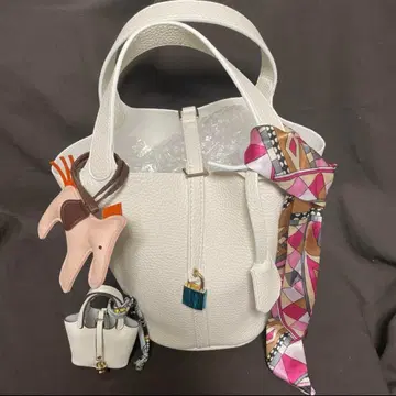 1 골드 버클 큐브 레더 핸드백 화이트