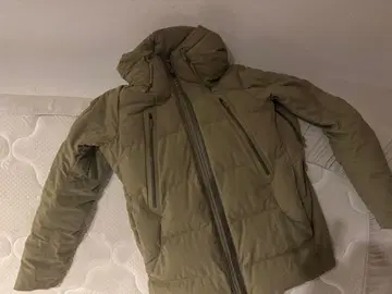 데상트 미즈사와 다운 마운테니어 하프 코트/카키 올테라인