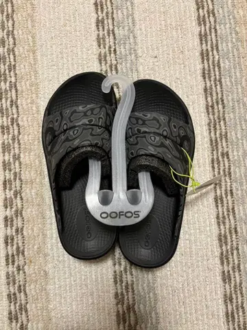 OOFOS 샌들