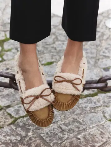 [ ZARA ] 퍼 달린 스플릿 스웨이드 플랫슈즈