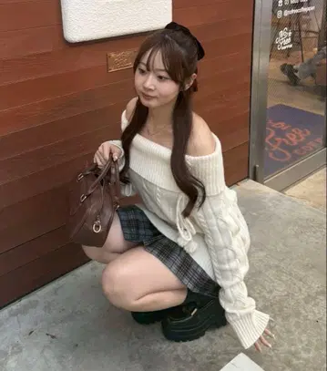 [ HolidayCollection ] 오프숄더 케이블 니트