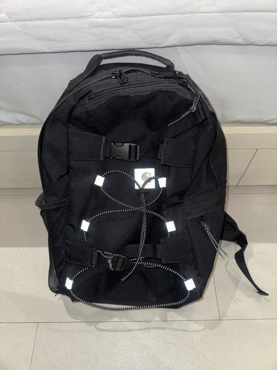 칼하트 wip 킥플립 백팩 리플렉티브 로고