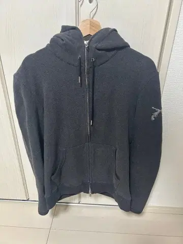 로어 (roar) 스톤 장식 로고 풀 집업 후드티