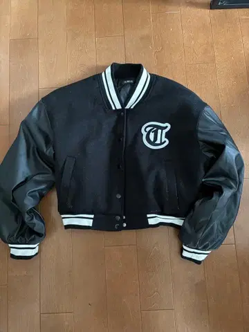 ADOPT 크롭 바시티 자켓 블랙